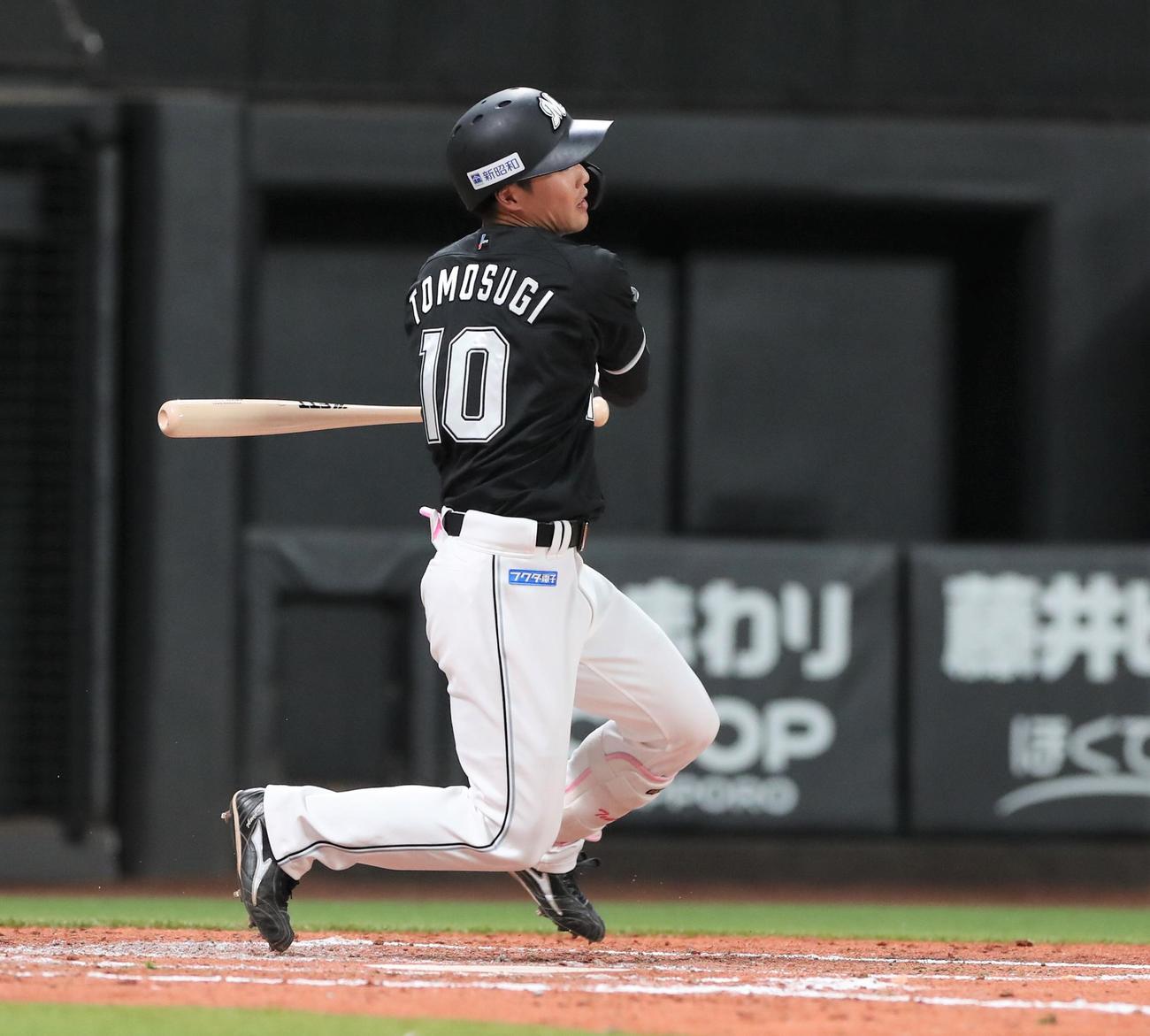 日本ハム対ロッテ　4回表ロッテ無死三塁、中前適時打を放つ友杉（撮影・黒川智章）