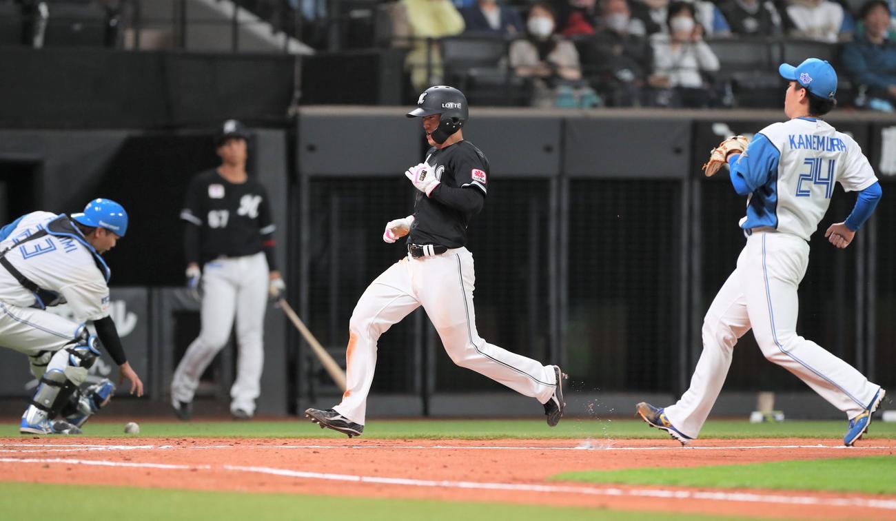 日本ハム対ロッテ　4回表ロッテ2死三塁、金村（右）の暴投で生還する友杉（撮影・黒川智章）