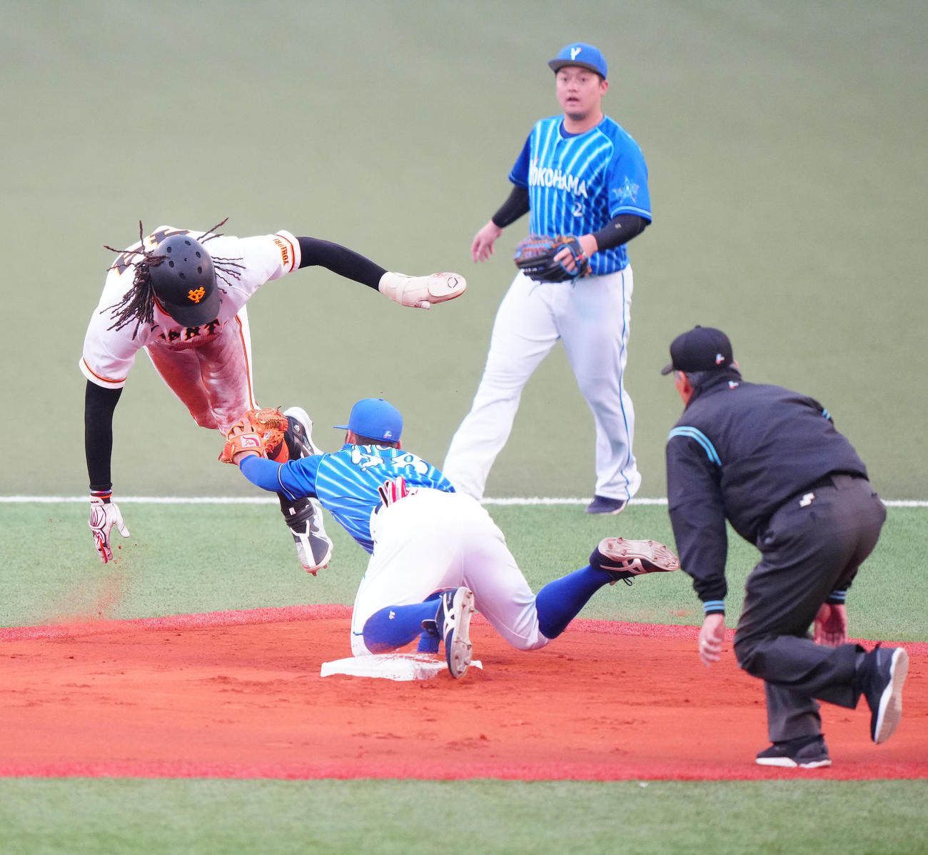巨人対DeNA 2回裏巨人2死一塁、二塁盗塁を試みるも、勢い余り、手が離れるォーカー（左）。遊撃手京田（撮影・江口和貴）