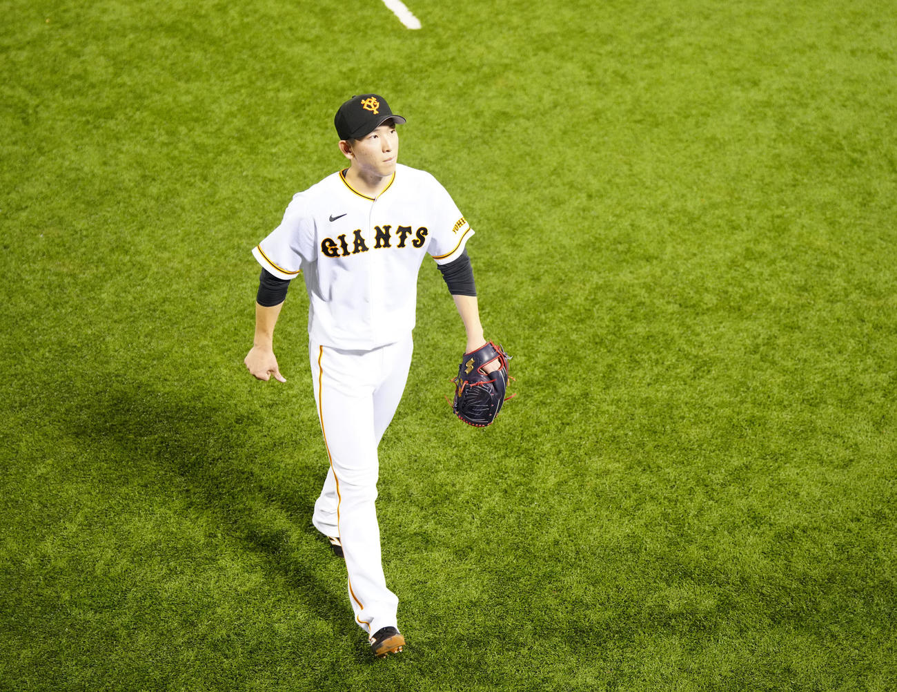 巨人対DeNA 8回表途中、降板する巨人先発の戸郷（撮影・江口和貴）