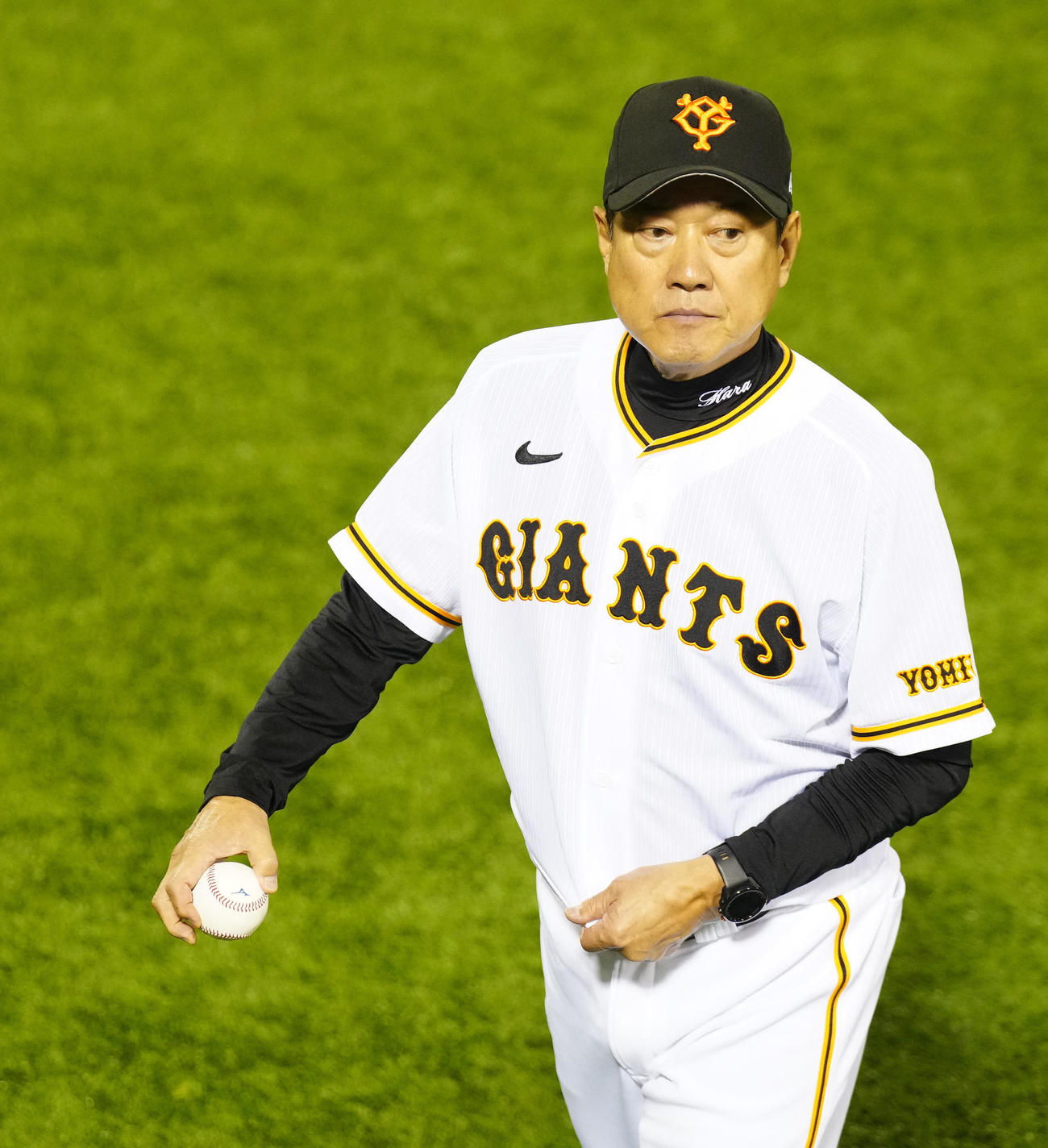 巨人対DeNA 8回表途中、巨人先発の戸郷の降板を告げ、マウンドから引き揚げる原監督（撮影・江口和貴）