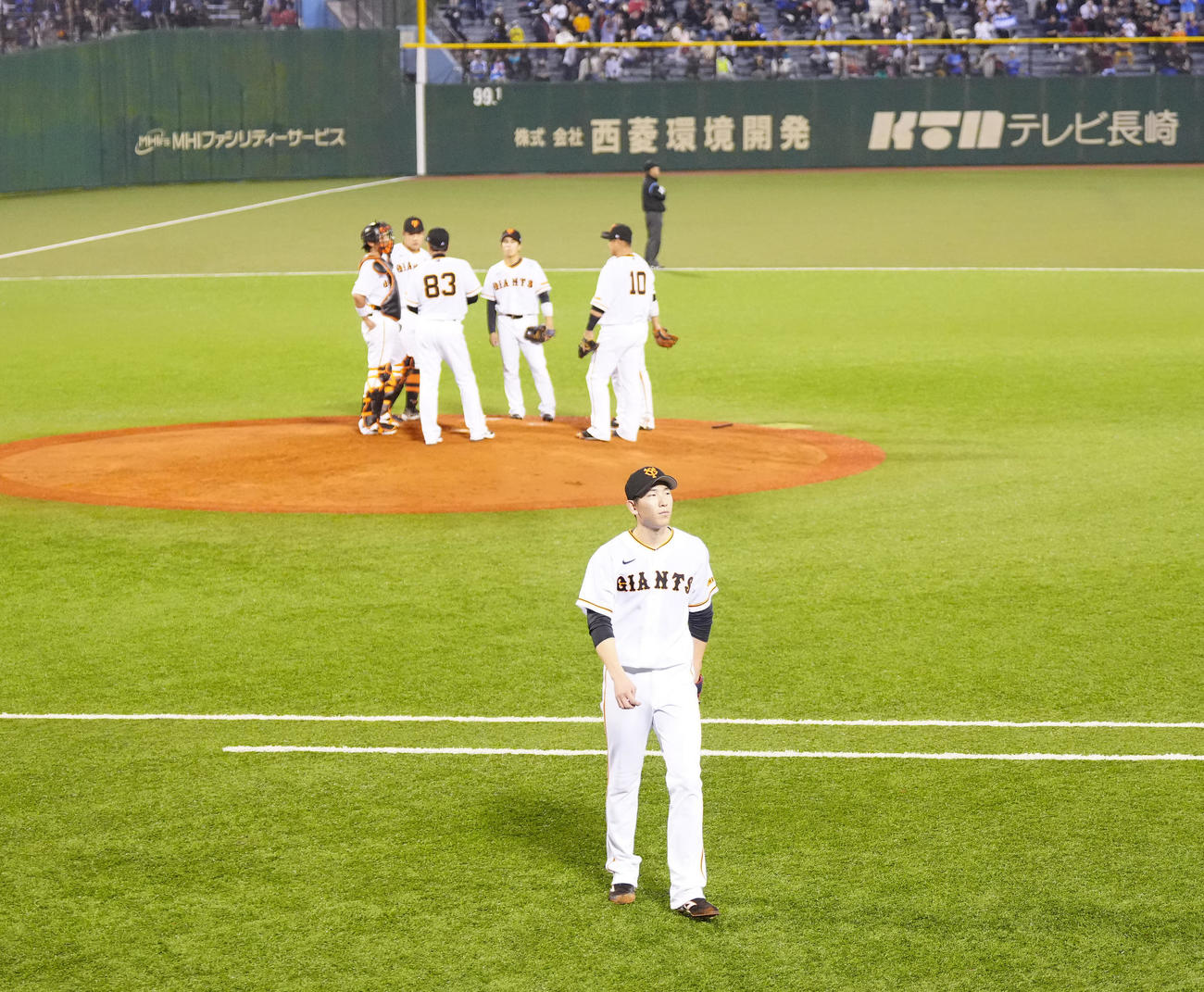 巨人対DeNA 8回表途中、降板する巨人先発の戸郷（撮影・江口和貴）