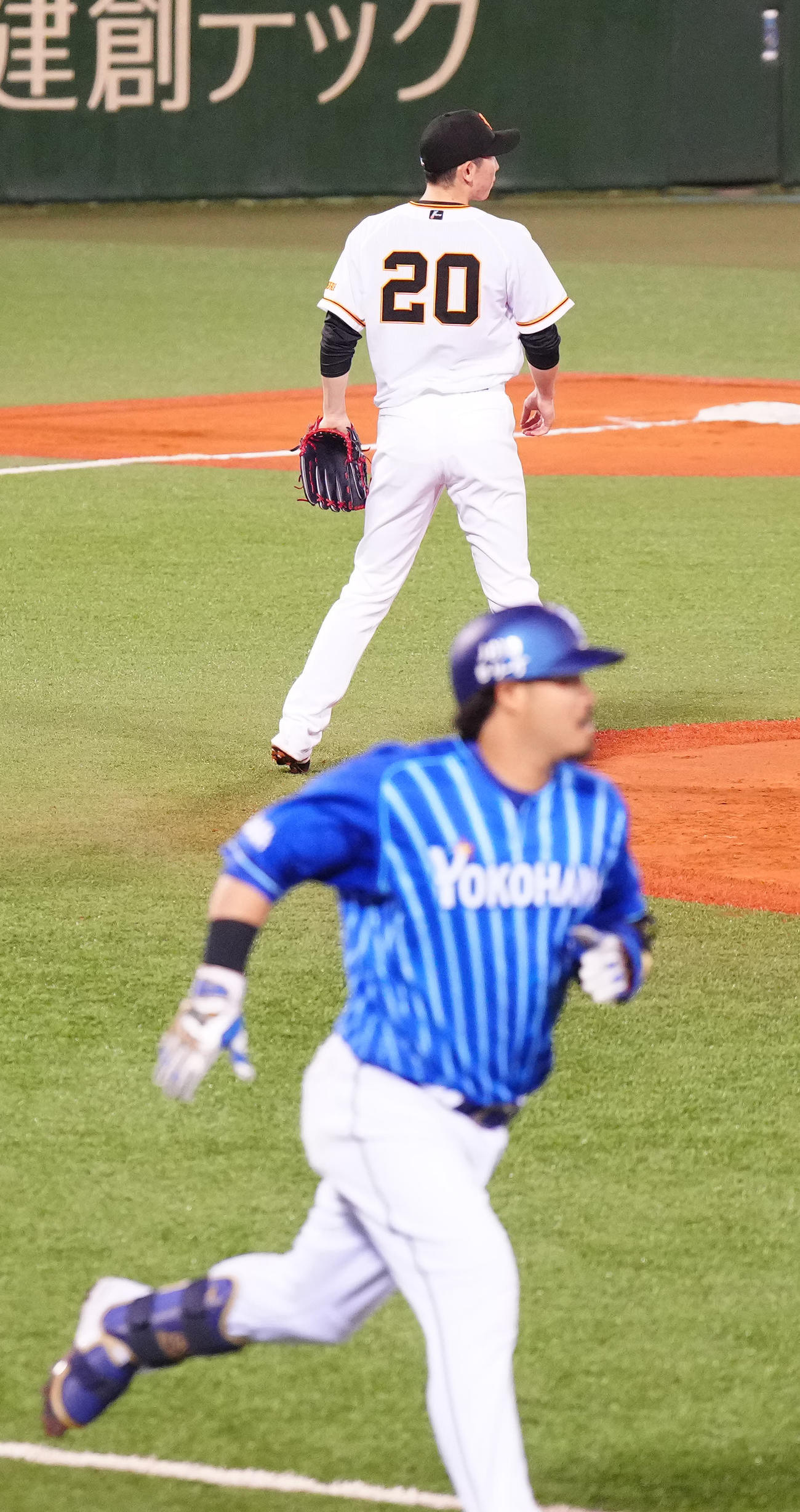 巨人対DeNA 8回表DeNA1死三塁、宮崎（手前）に適時打を浴びる戸郷（撮影・江口和貴）