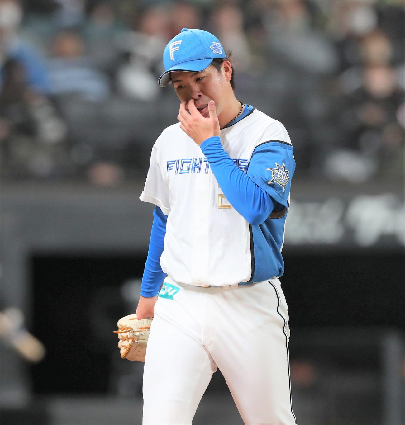 日本ハム対ロッテ　4回表、2失点し渋い表情の金村（撮影・黒川智章）