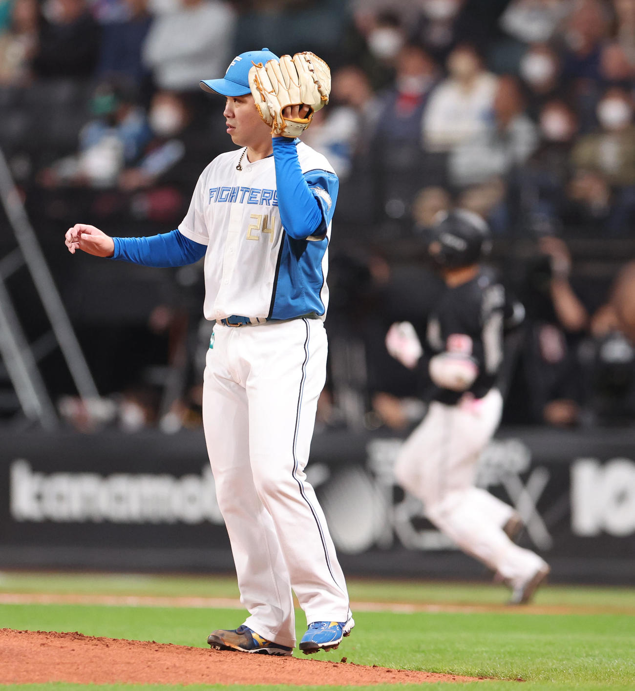 日本ハム対ロッテ　4回表ロッテ無死三塁、友杉に同点となる中前適時打を浴びる金村（撮影・佐藤翔太）