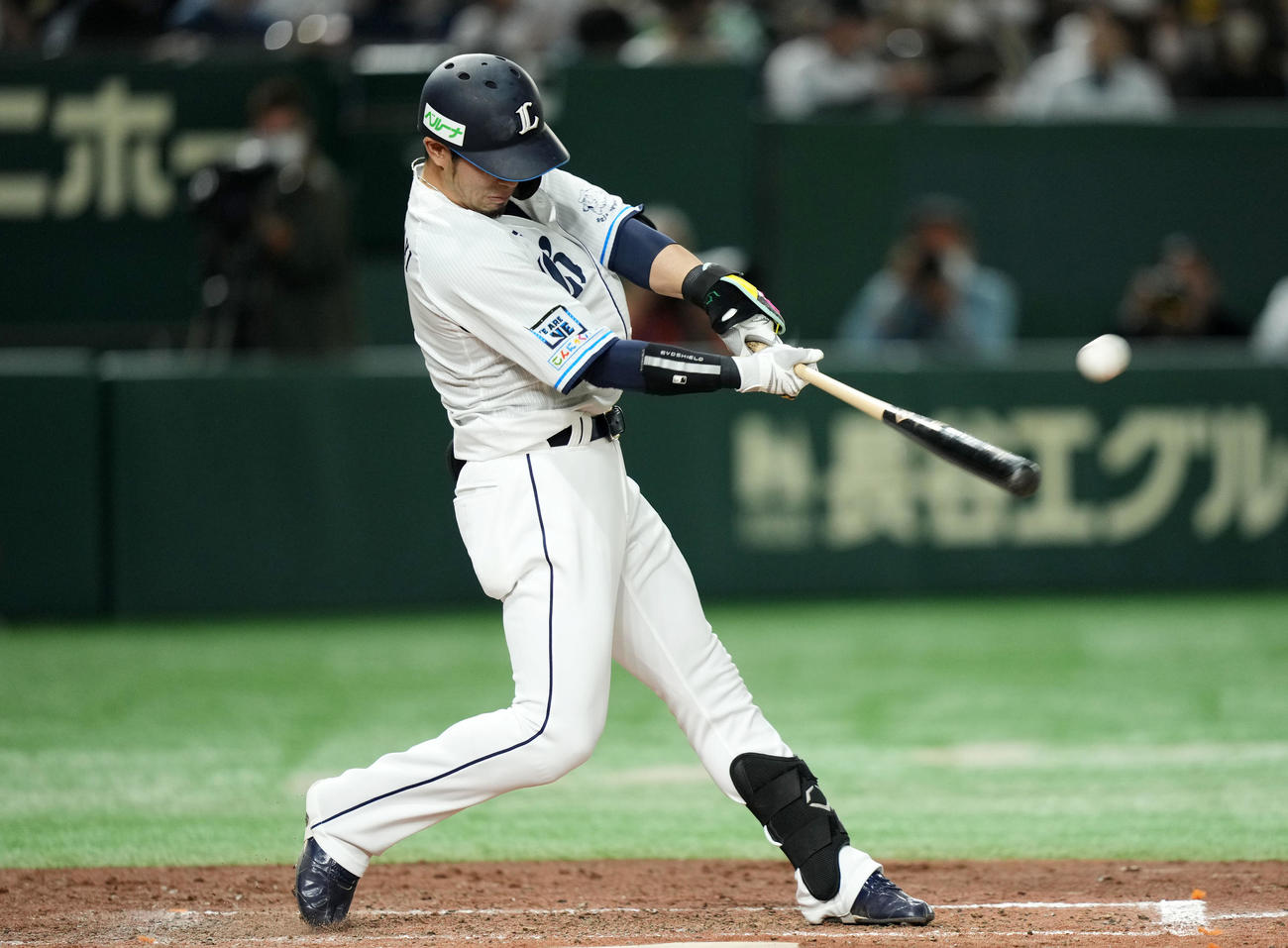 西武対ソフトバンク　5回裏西武1死二、三塁、左越え3点本塁打を放つ外崎（撮影・横山健太）