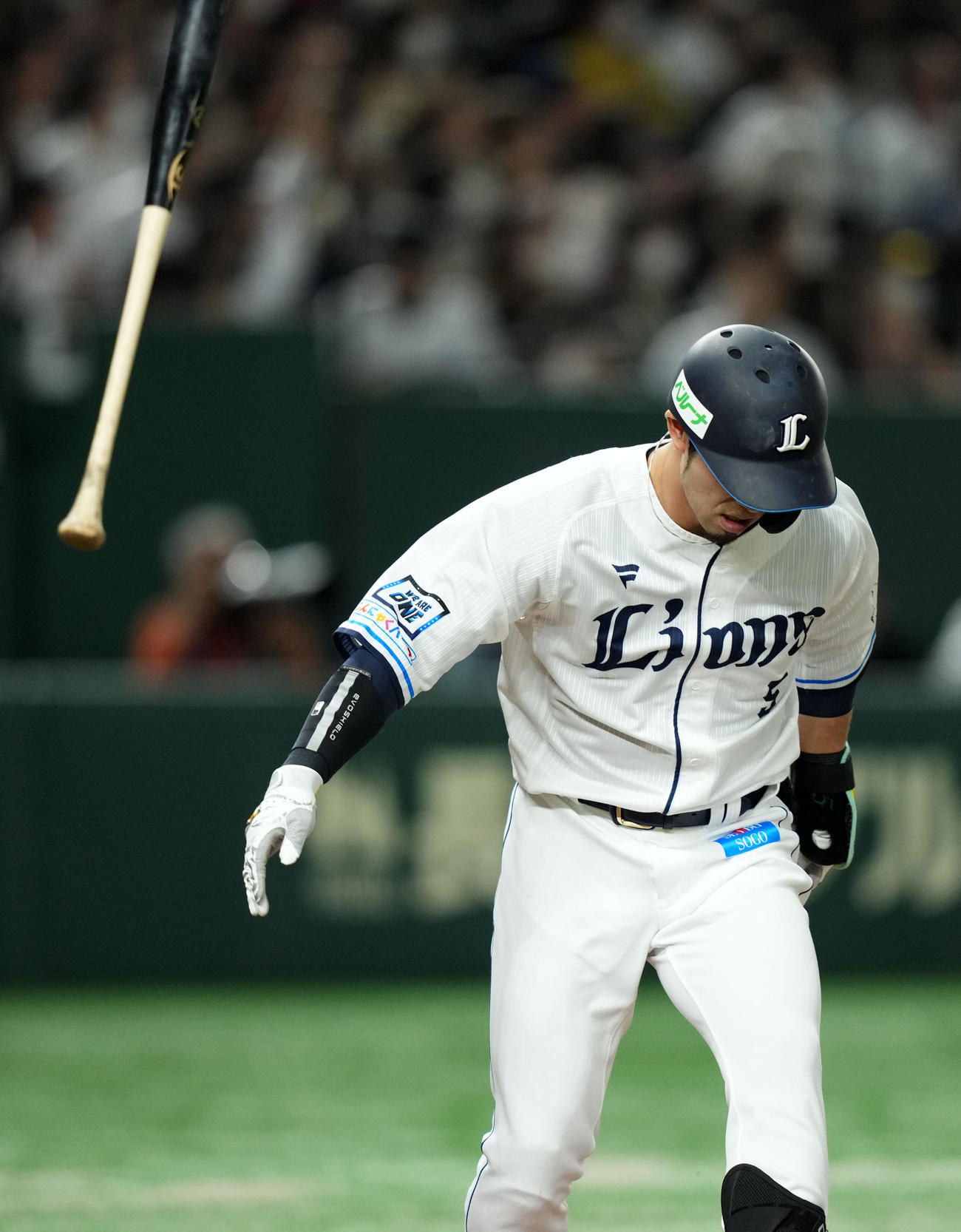 西武対ソフトバンク　5回裏西武1死二、三塁、左越え3点本塁打を放ちバットを投げ一塁へ向かう外崎（撮影・横山健太）