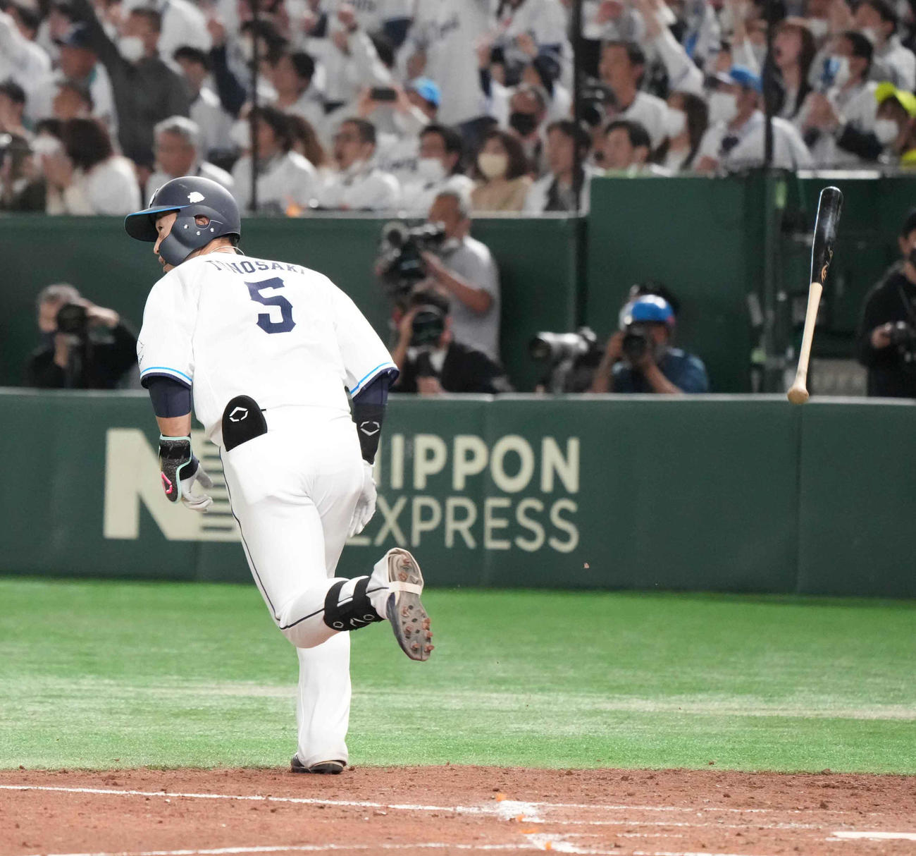 西武対ソフトバンク　5回裏西武1死二、三塁、外崎は左越えに2打席連続の3点本塁打を放つ（撮影・小沢裕）