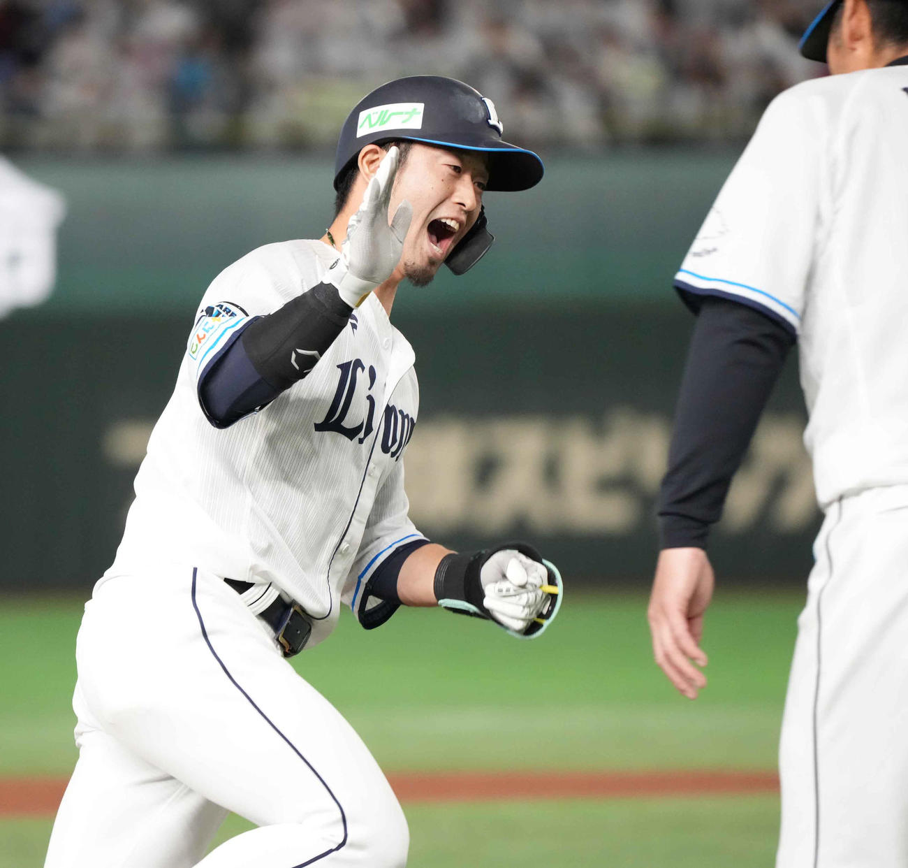 西武対ソフトバンク　5回裏西武1死二、三塁、外崎（左）は左越えに2打席連続の3点本塁打を放ち三塁を回る（撮影・小沢裕）