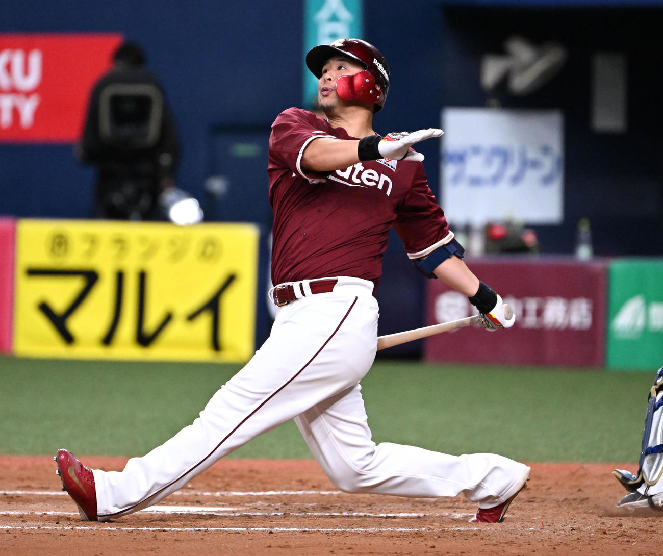 8回表楽天　1死一塁　浅村は左越え逆転2点本塁打を放つ（撮影・石井愛子）
