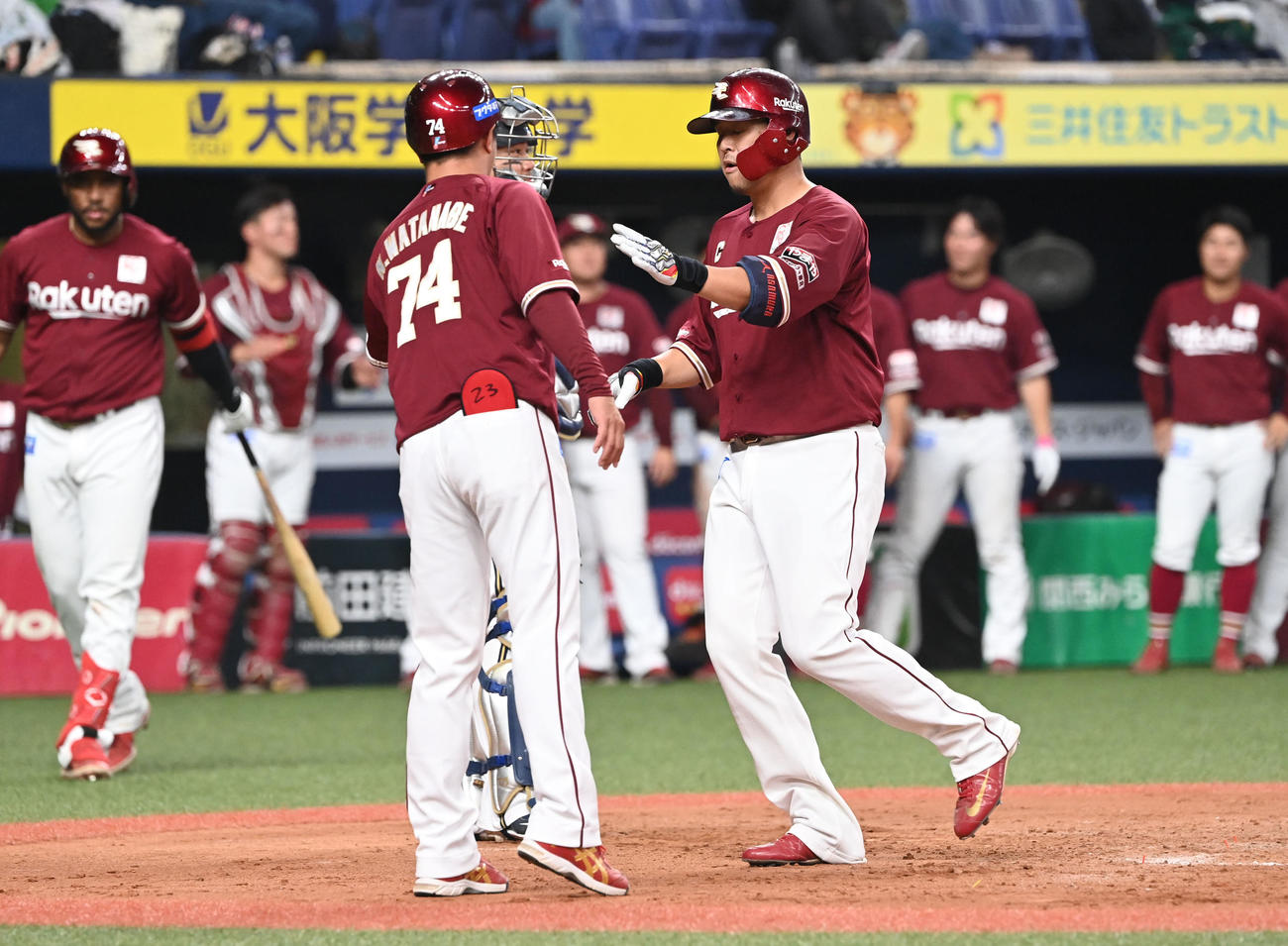 オリックス対楽天　8回表楽天1死一塁、左越えに逆転2点本塁打を放った浅村は生還する（撮影・和賀正仁）