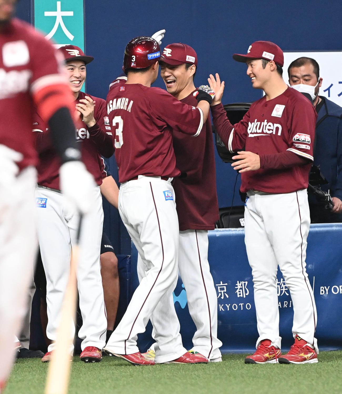 オリックス対楽天　8回表楽天1死一塁、左越えに逆転2点本塁打を放った浅村は則本らに迎えられる（撮影・和賀正仁）