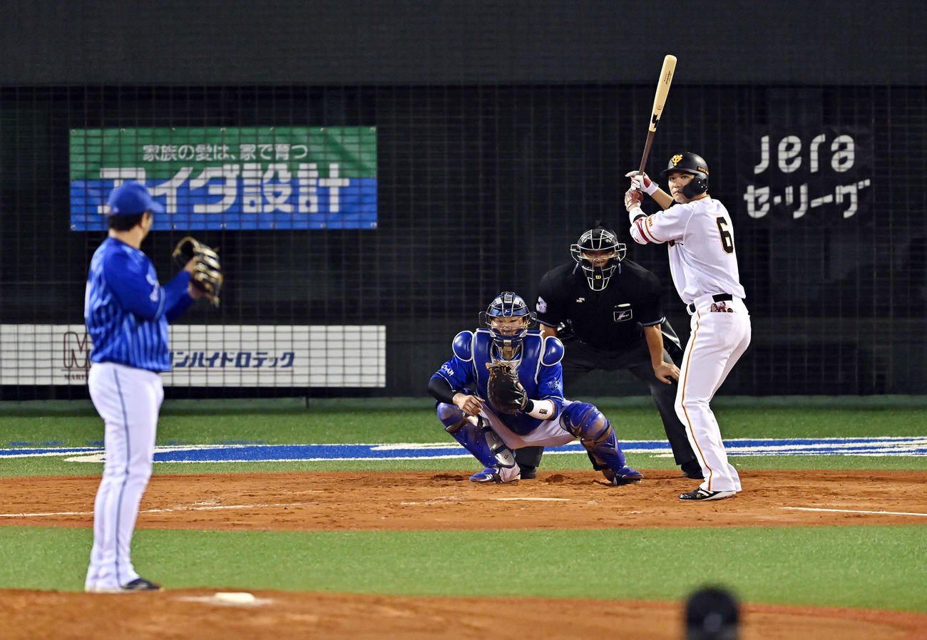 巨人対DeNA 9回裏巨人1死、代打坂本は2000試合出場を達成する。投手山崎（撮影・滝沢徹郎）