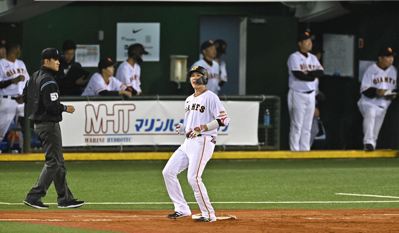 巨人対DeNA 9回裏巨人1死、坂本は代打で2000試合出場を達成するも中飛に倒れる（撮影・滝沢徹郎）