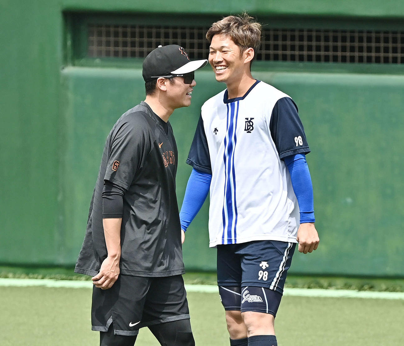 巨人対DeNA　試合前練習で談笑する巨人坂本（左）とDeNA京田（撮影・滝沢徹郎）