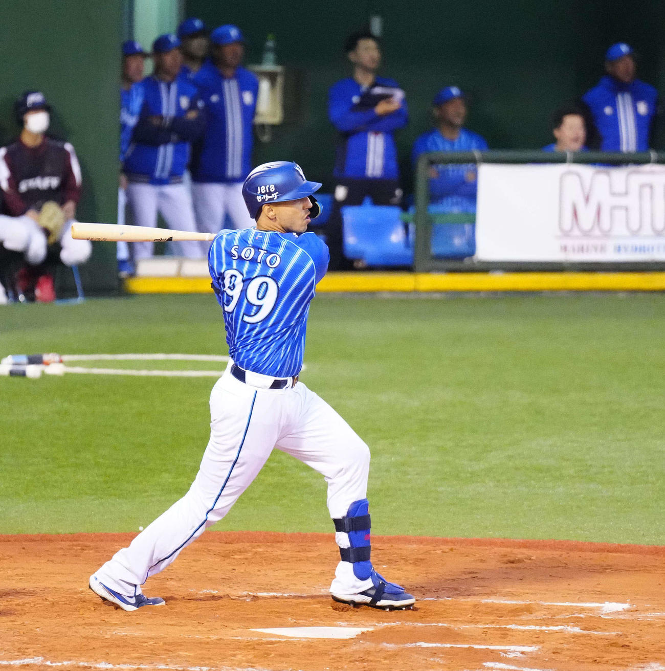 巨人対DeNA 4回表DeNA2死満塁、先制適時内野安打とするソト（撮影・江口和貴）