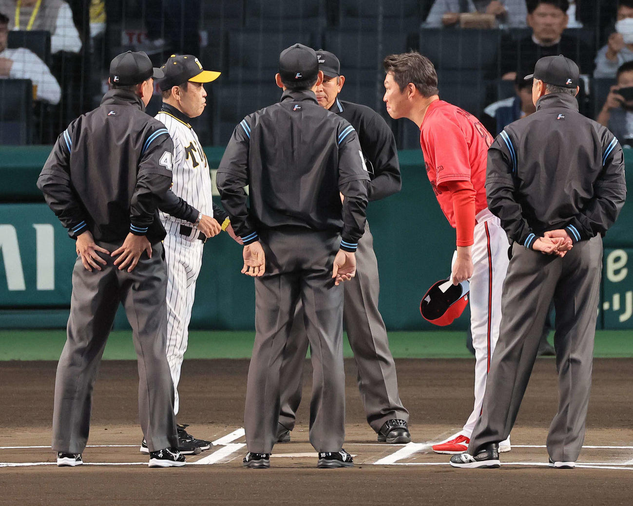 阪神対広島　新井監督（右から2人目）とメンバー表を交換する岡田監督（撮影・上田博志）