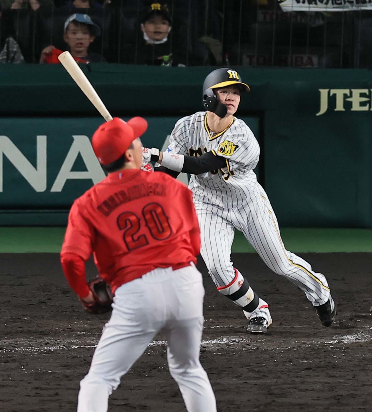 阪神対広島　9回裏阪神2死満塁、中神は左へサヨナラ二塁打を放つ（撮影・上田博志）