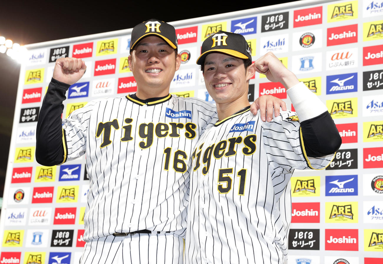 阪神対広島　広島にサヨナラ勝ちし、お立ち台で笑顔でガッツポーズする阪神西勇（左）と中野（撮影・前田充）
