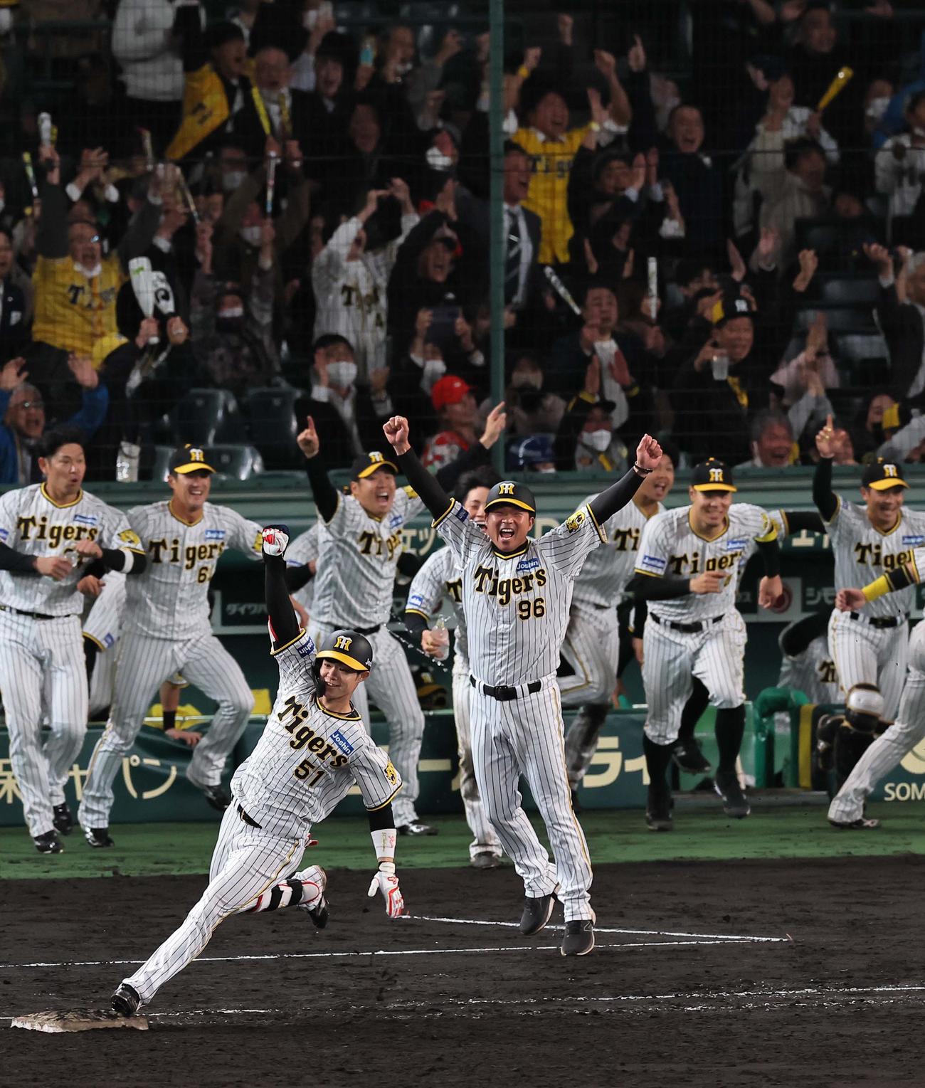 阪神対広島　9回裏阪神2死満塁、中神拓都は左へサヨナラ二塁打を放ちガッツポーズする（撮影・上田博志）