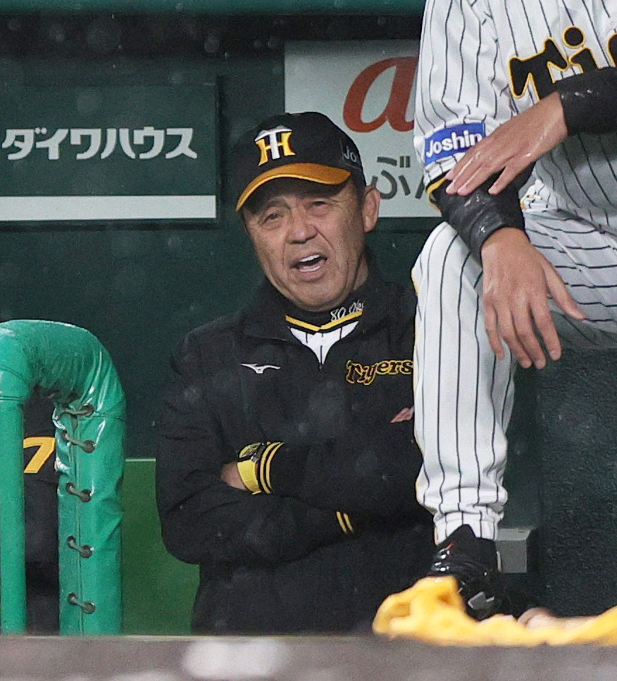 阪神対広島　3回の攻撃、ベンチで声を上げる阪神岡田監督（撮影・上山淳一）