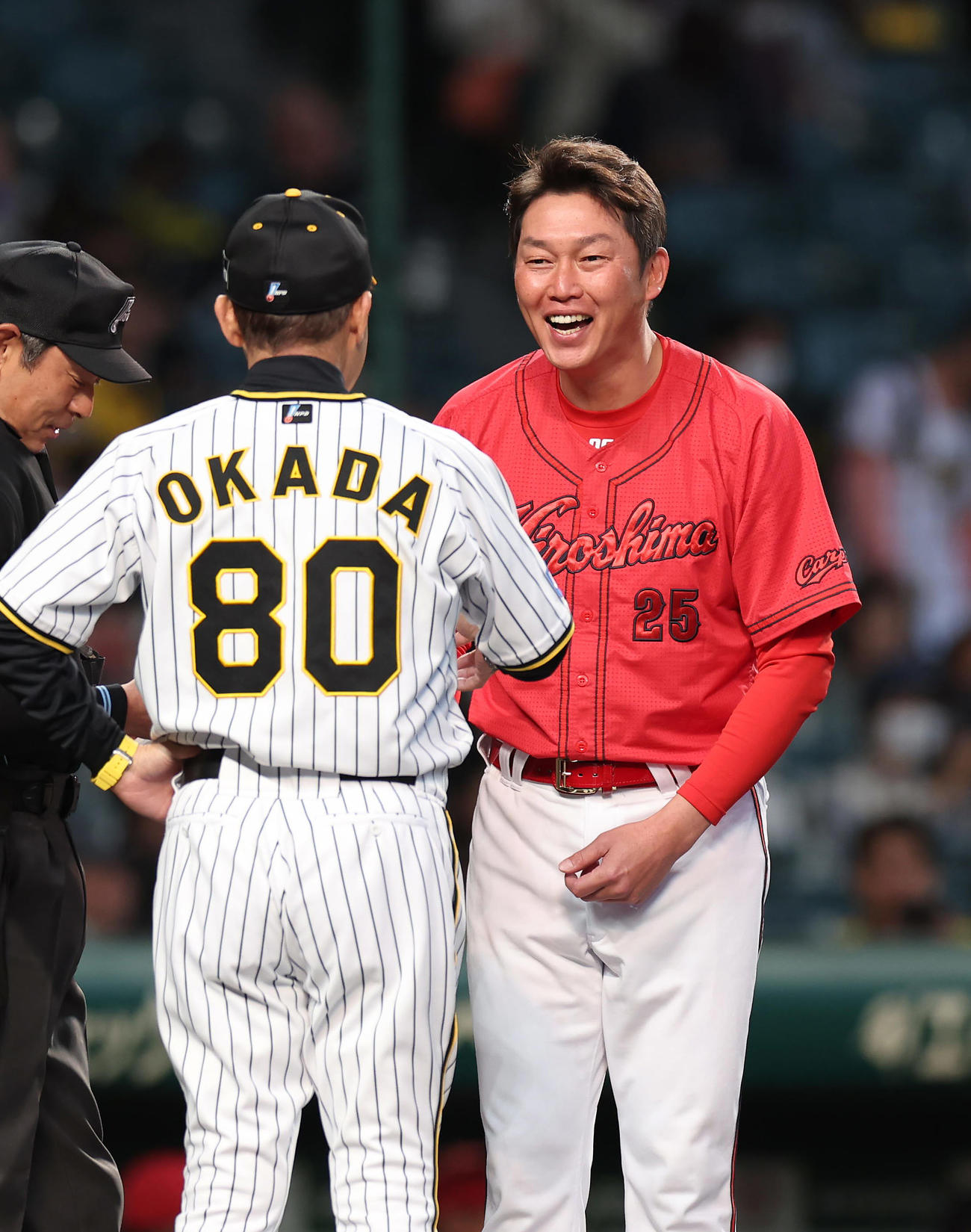 阪神対広島　試合前、阪神岡田監督（左）とメンバー表を交換する広島新井監督（撮影・前田充）
