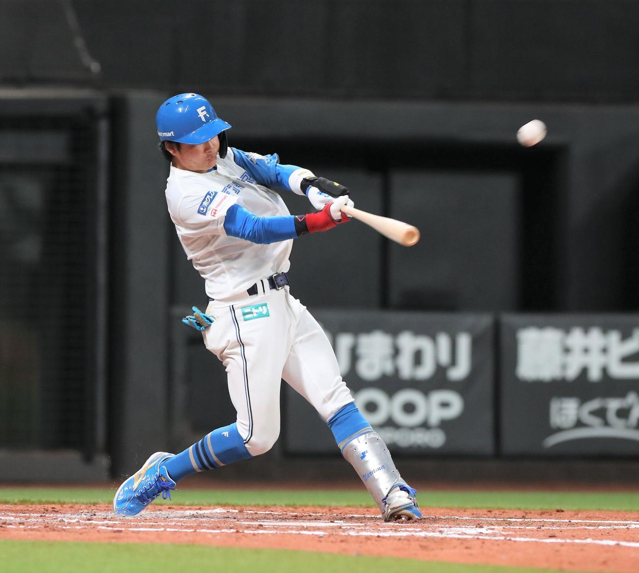 日本ハム対ロッテ　3回裏日本ハム無死、左越え本塁打を放つ奈良間（撮影・黒川智章）