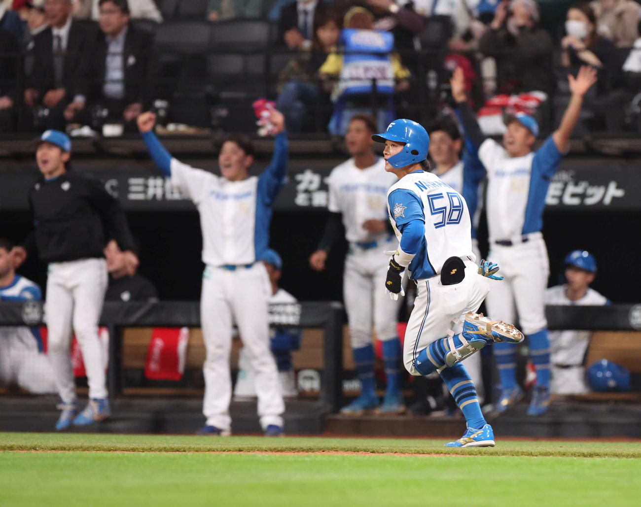 日本ハム対ロッテ　3回裏日本ハム無死、プロ初本塁打を放つ奈良間（撮影・佐藤翔太）