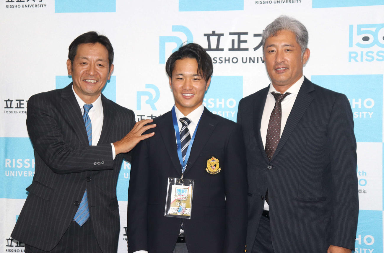 22年10月、指名あいさつで記念撮影する（左から）日本ハム坂本スカウト、立正大・奈良間、立正大・金剛監督
