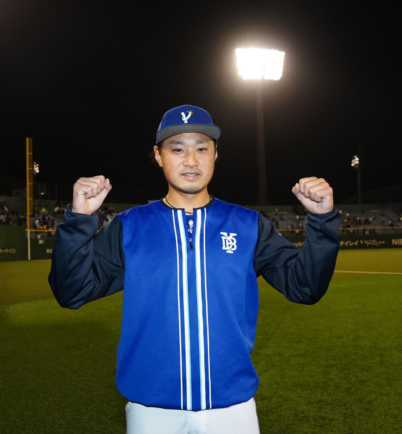 巨人対DeNA　試合後、ガッツポーズを見せるDeNA石田（撮影・江口和貴）