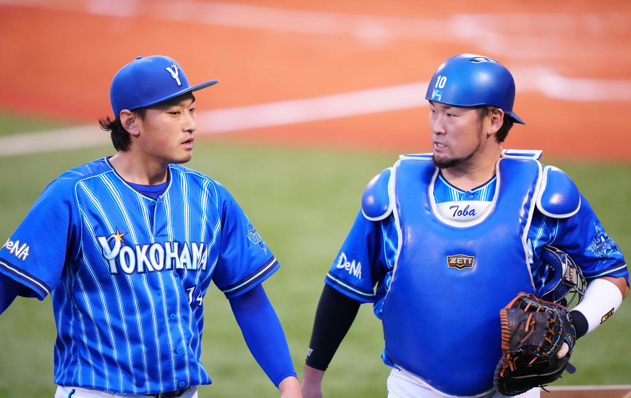 巨人対DeNA 3回裏終了後、DeNA捕手戸柱（右）とベンチに引き揚げる先発の石田（撮影・江口和貴）