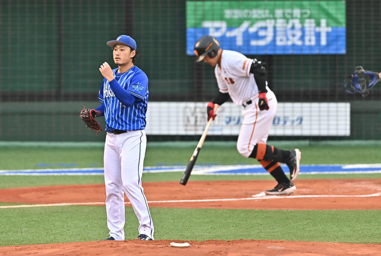 巨人対DeNA 2回裏巨人無死、石田（手前）は岡本和を右飛に打ち取る（撮影・滝沢徹郎）