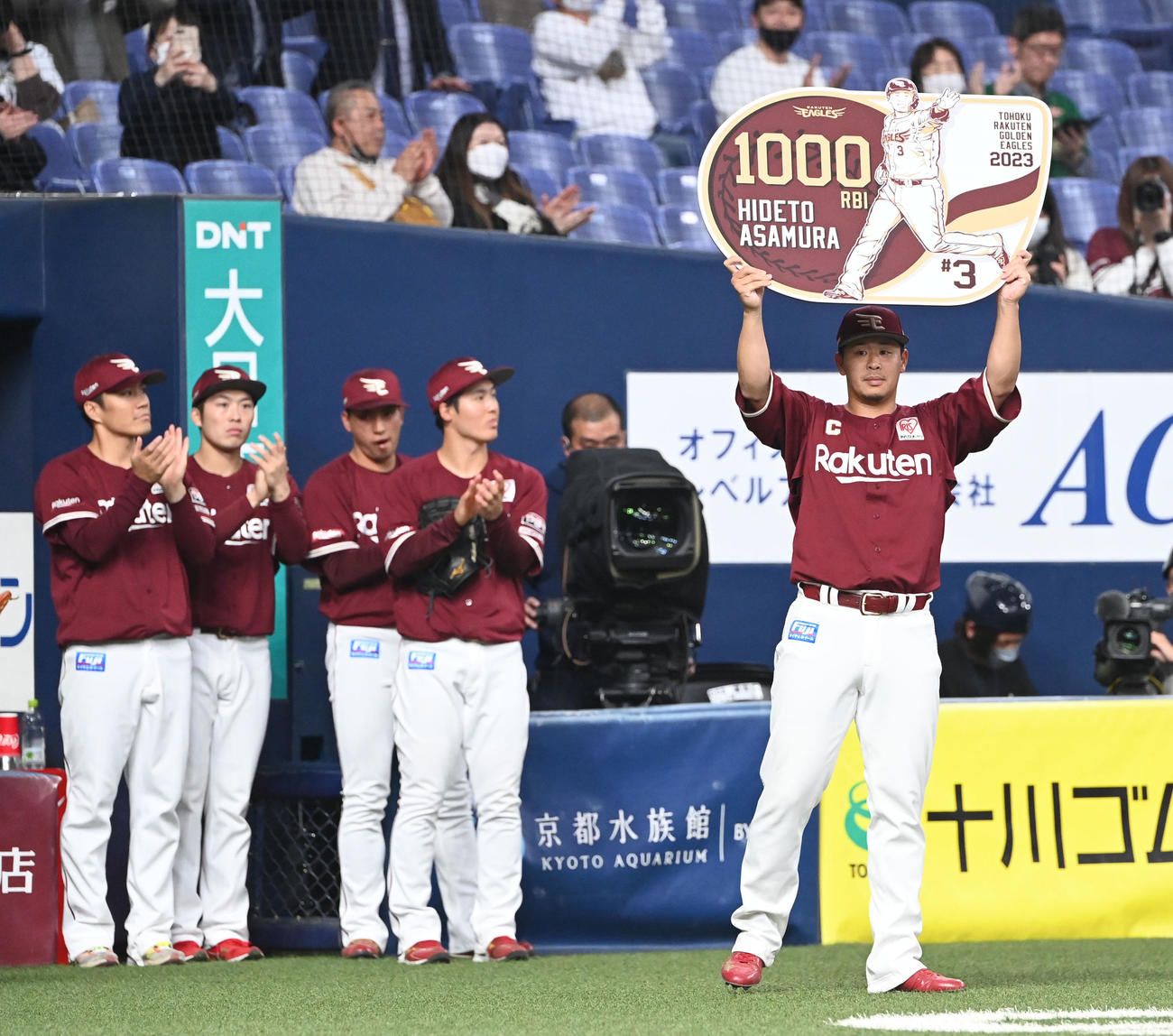 オリックス対楽天　9回表楽天2死、中越えにソロ本塁打を放った浅村は1000打点を達成する（撮影・和賀正仁）