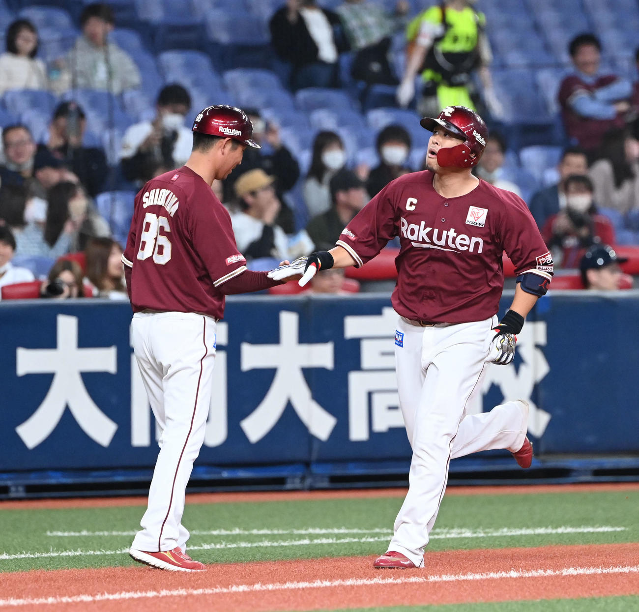 オリックス対楽天　9回表楽天2死、中越えにソロ本塁打を放った浅村は三塁を回る（撮影・和賀正仁）