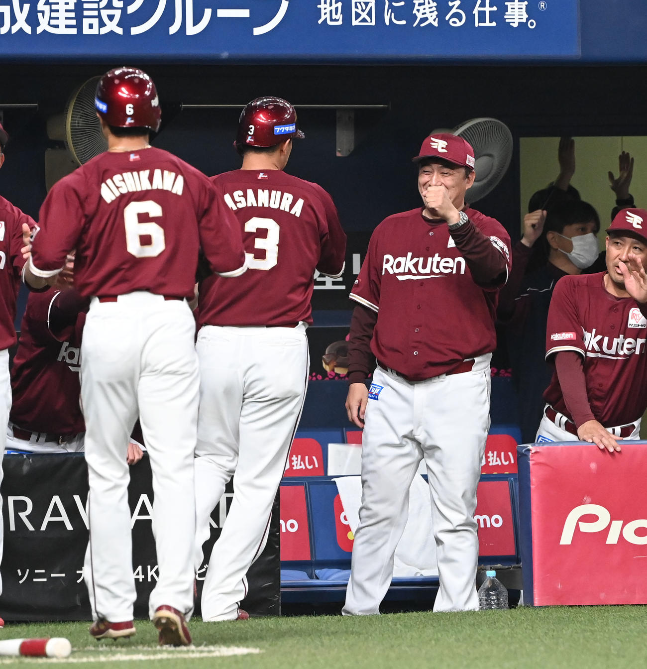 オリックス対楽天　8回表楽天1死一塁、左越えに逆転2点本塁打を放った浅村は石井監督らに迎えられる（撮影・和賀正仁）