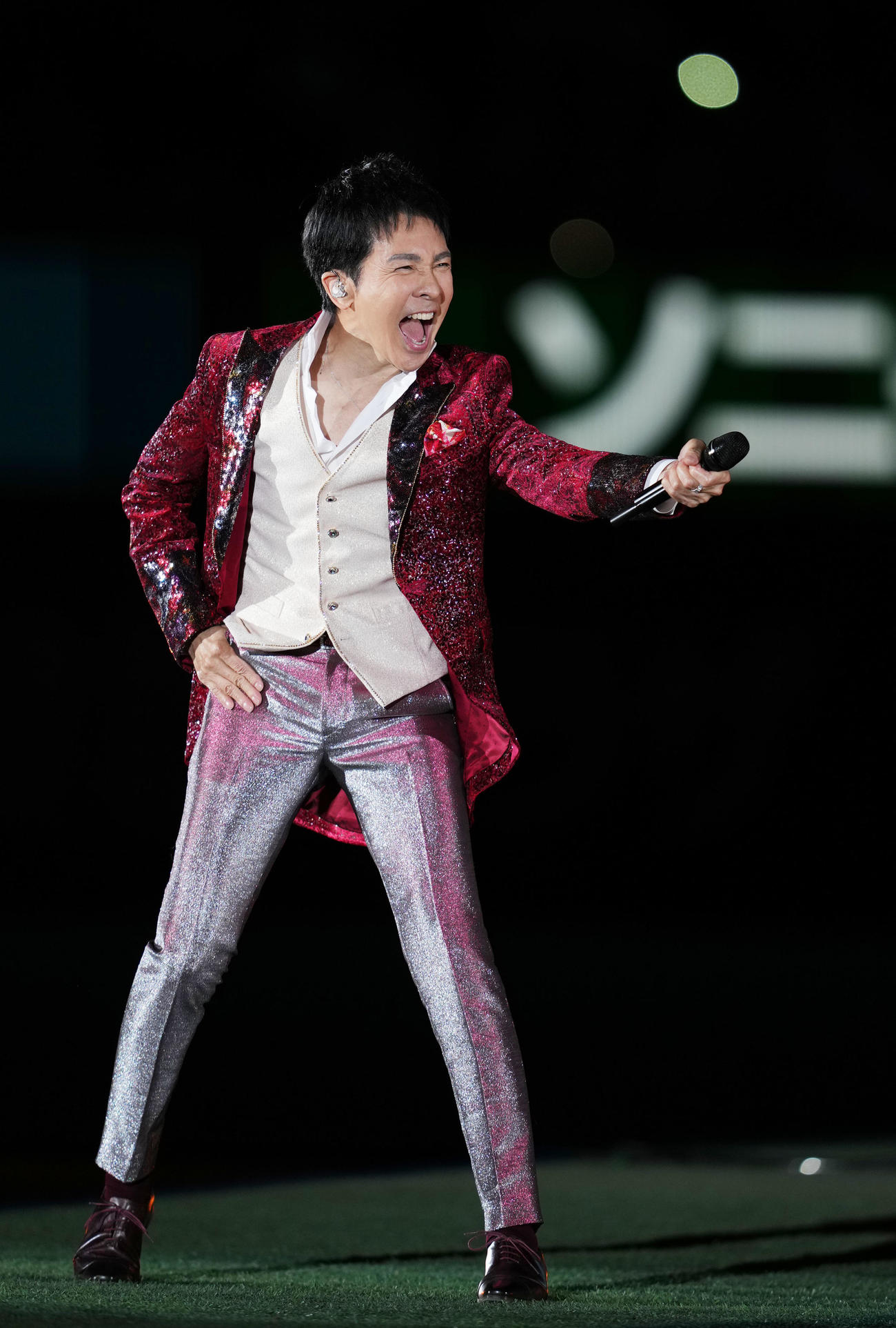 西武対ソフトバンク　試合後、ライブで熱唱する郷ひろみ（撮影・横山健太）