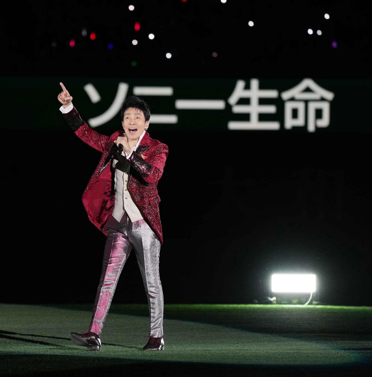 西武対ソフトバンク　試合後にスペシャルライブを披露する郷ひろみ（撮影・小沢裕）