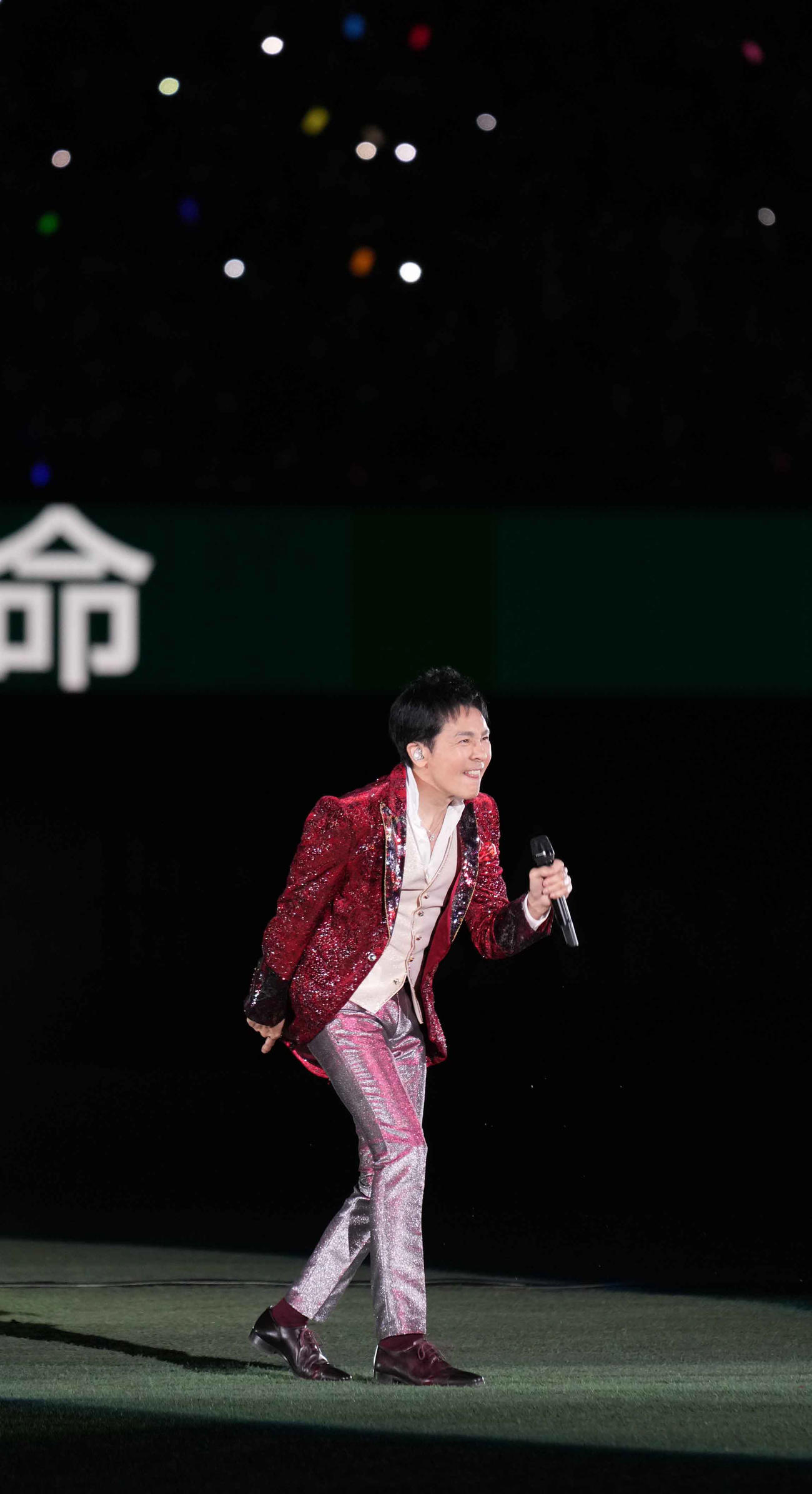 西武対ソフトバンク　試合後にスペシャルライブを披露する郷ひろみ（撮影・小沢裕）