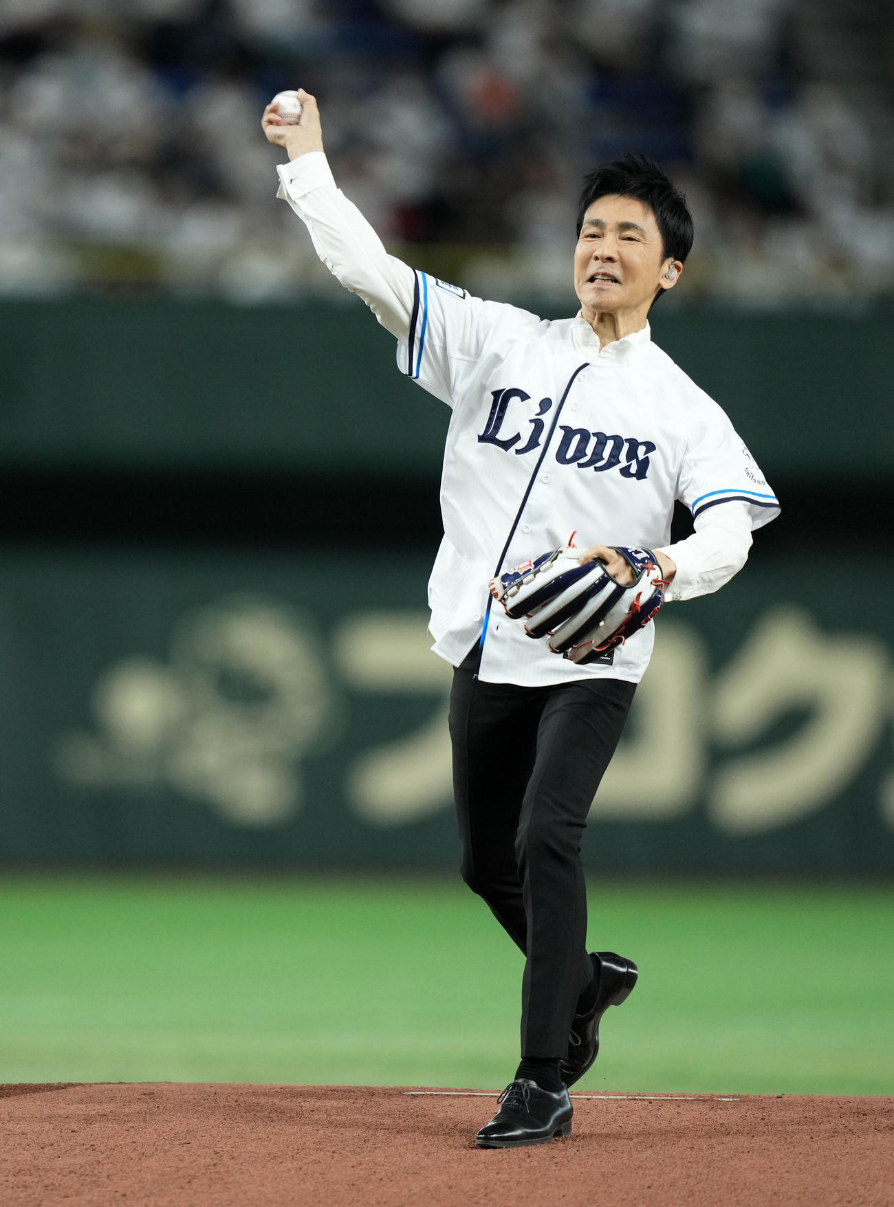 西武対ソフトバンク　セレモニアルピッチをする郷ひろみ（撮影・横山健太）