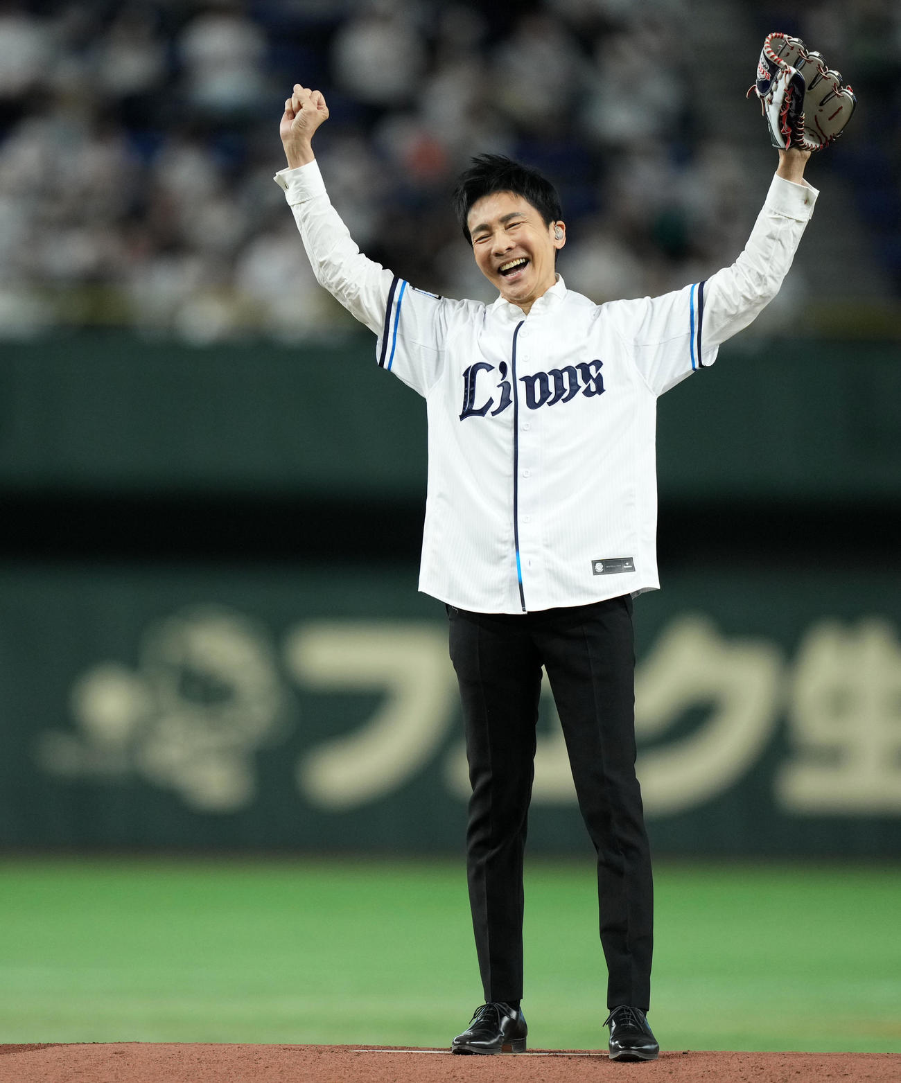 西武対ソフトバンク　セレモニアルピッチで笑顔を見せる郷ひろみ（撮影・横山健太）