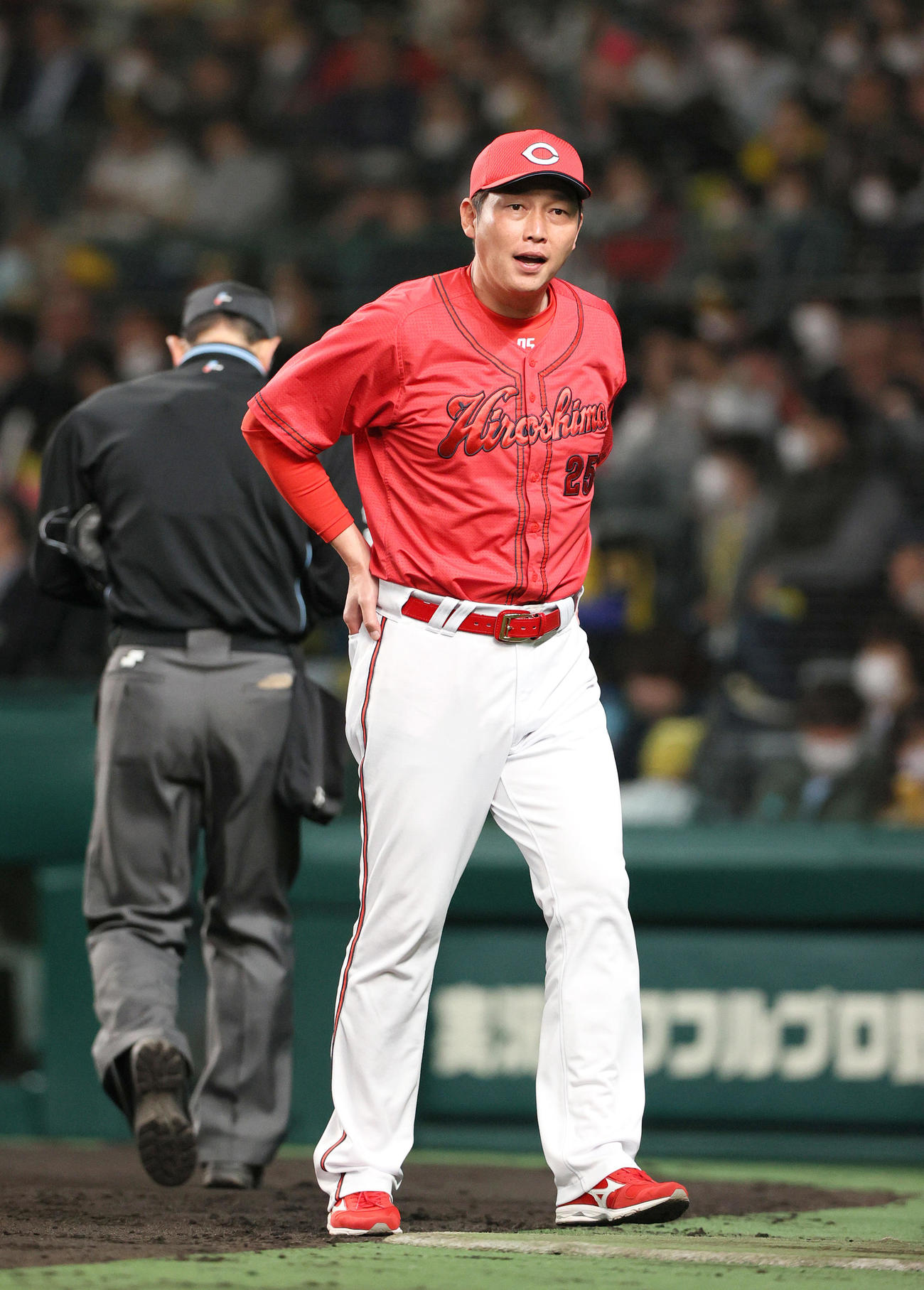 阪神対広島　8回、広島新井監督は選手交代を告げベンチへ戻る（撮影・上山淳一）