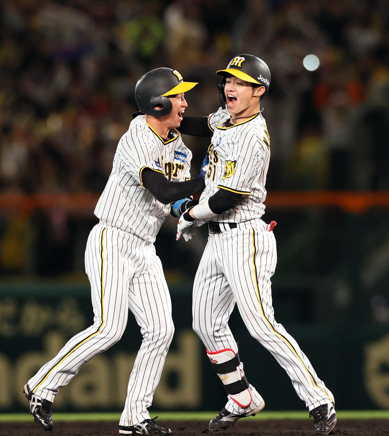 阪神対広島　9回裏阪神2死満塁、中野（右）は逆転サヨナラ左前2点適時打を放ち近本と歓喜する（撮影・上山淳一）