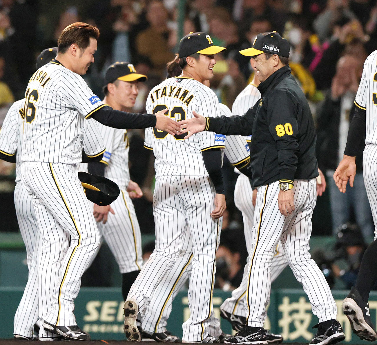 阪神対広島　広島に逆転で勝利した阪神岡田監督（右）は西勇と握手で祝福する（撮影・上山淳一）