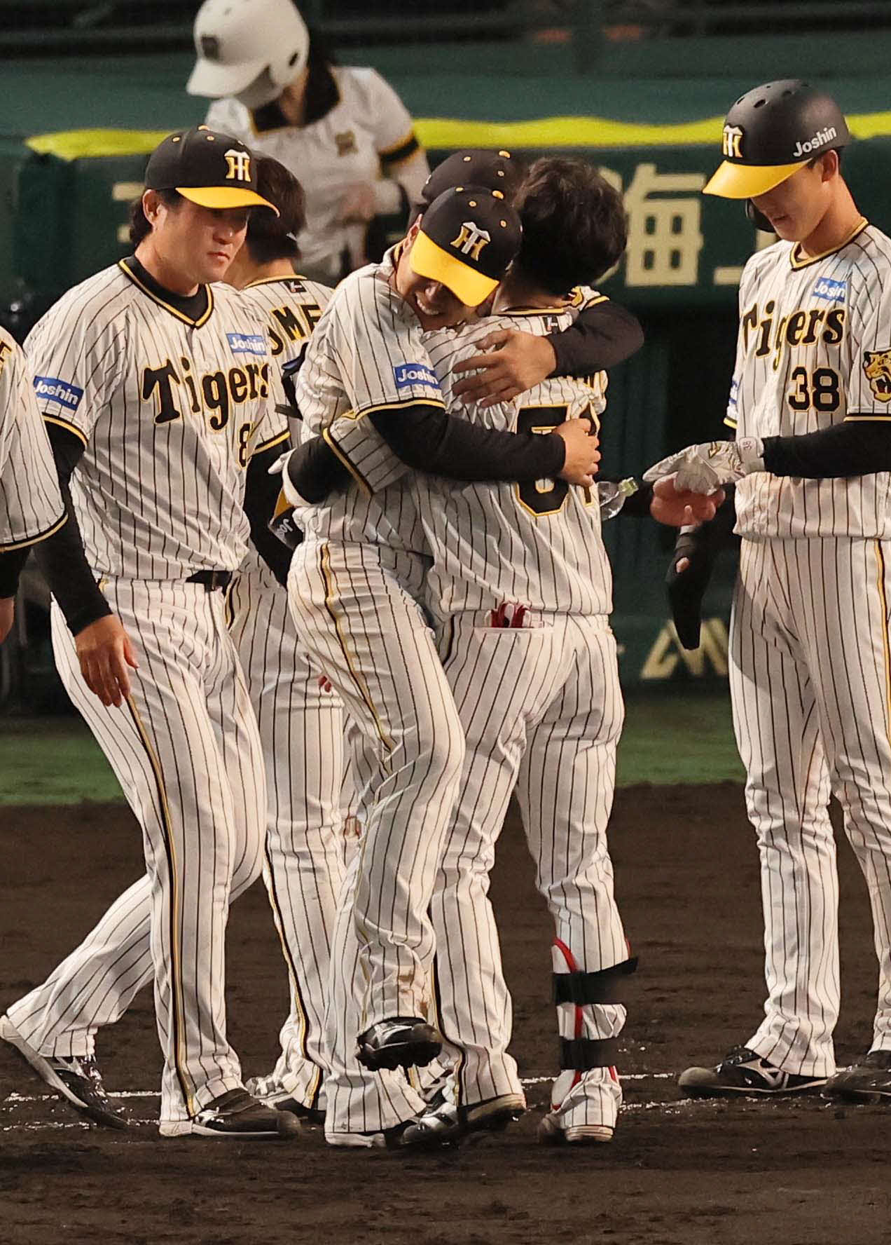 阪神対広島　西勇（中央左）はサヨナラ二塁打を放った中野に抱きついて喜ぶ（撮影・上田博志）
