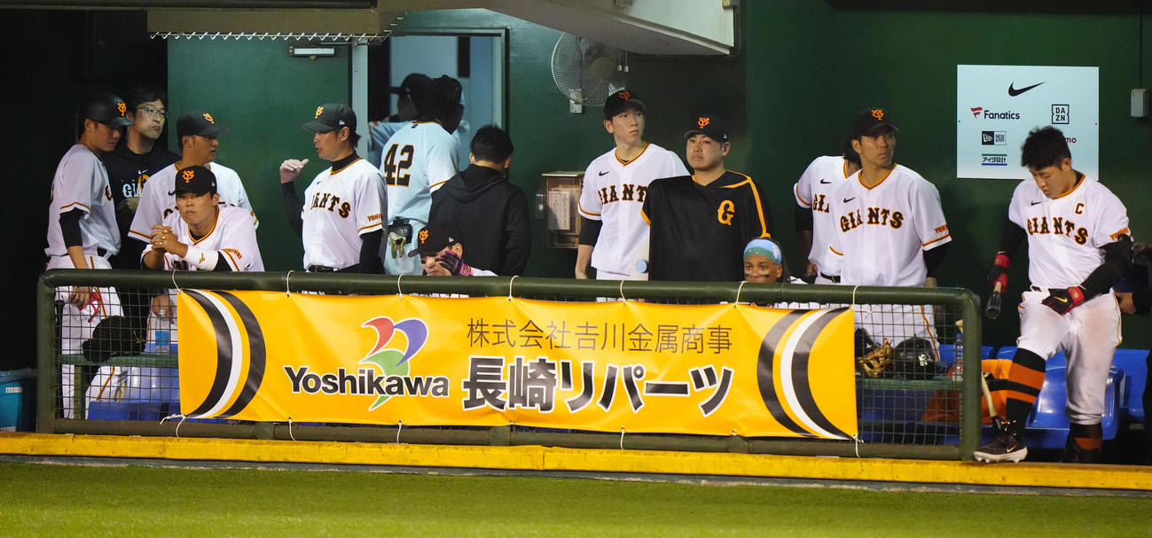 巨人対DeNA DeNAに敗れ、厳しい表情を見せる巨人の選手たち（撮影・江口和貴）