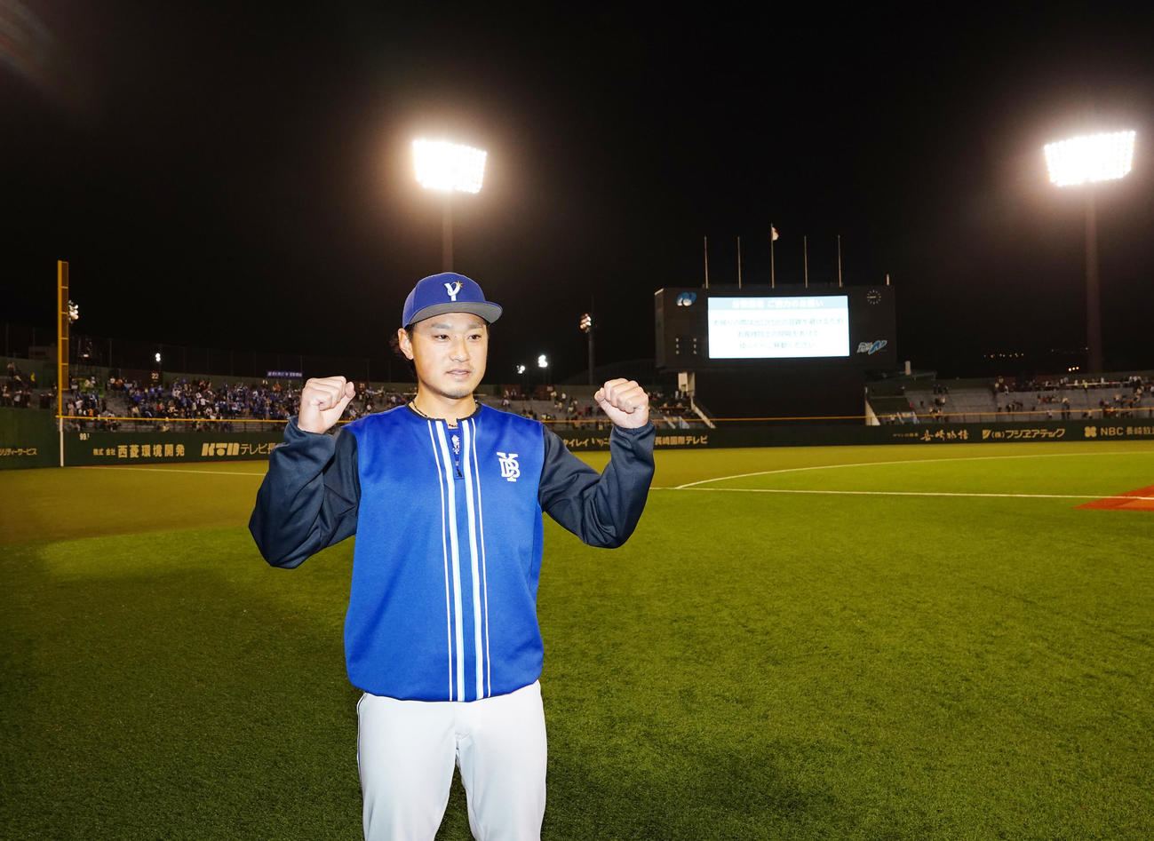 巨人対DeNA　試合後、ガッツポーズを見せるDeNA石田（撮影・江口和貴）