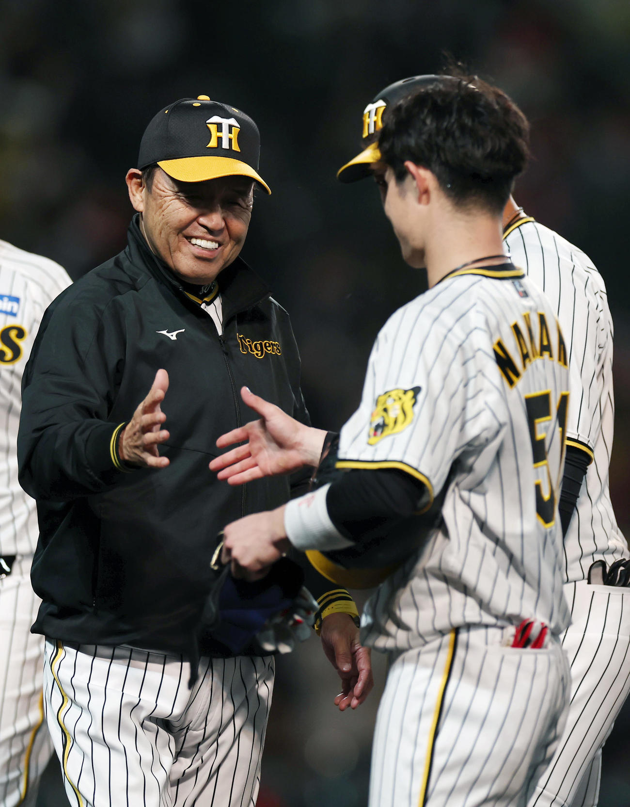 阪神対広島　逆転サヨナラ打を放った阪神中野（右）と笑顔で握手する岡田監督（撮影・前田充）