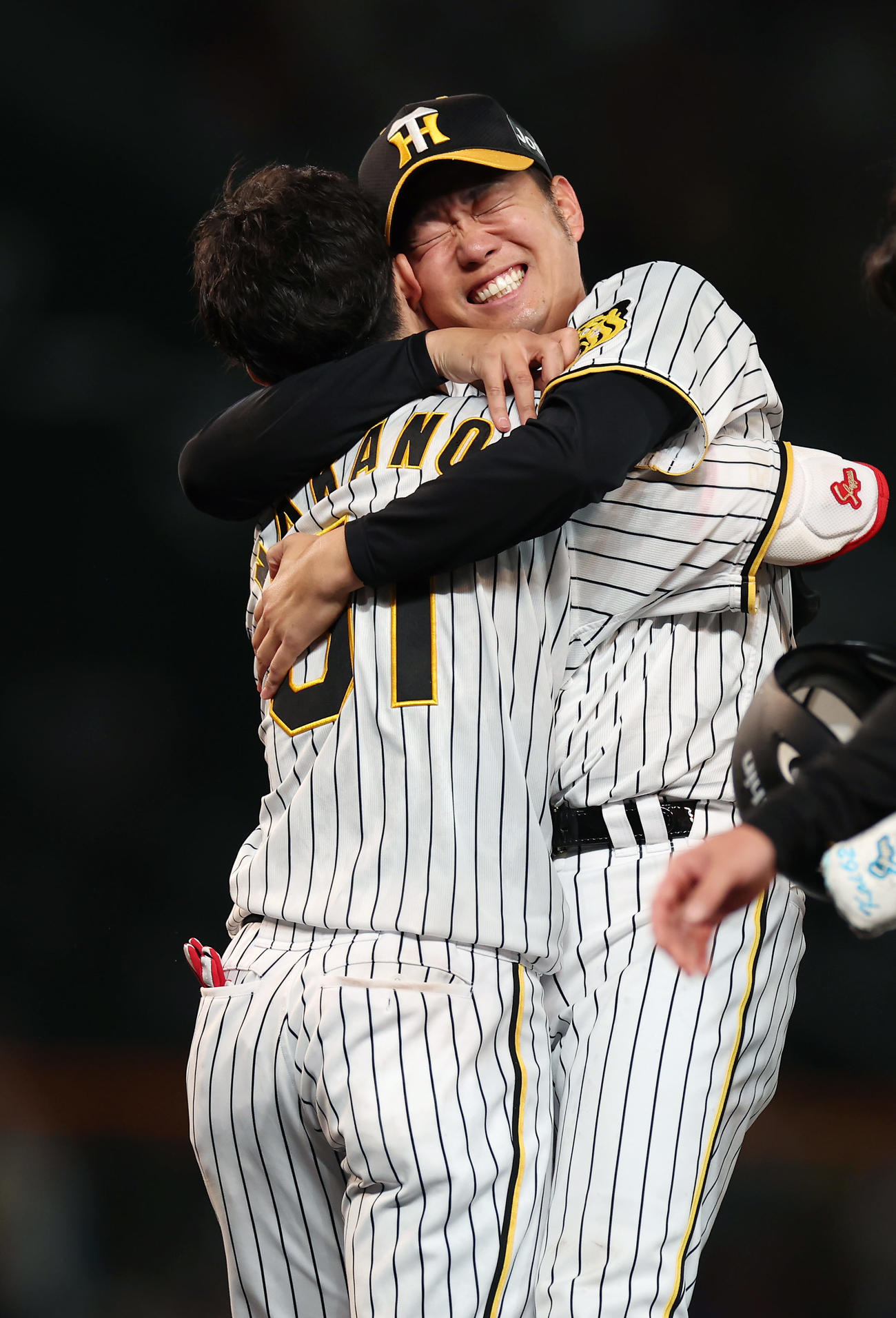 阪神対広島　9回裏阪神2死満塁、逆転サヨナラ打を放った中野（左）に抱きつく西勇（撮影・前田充）