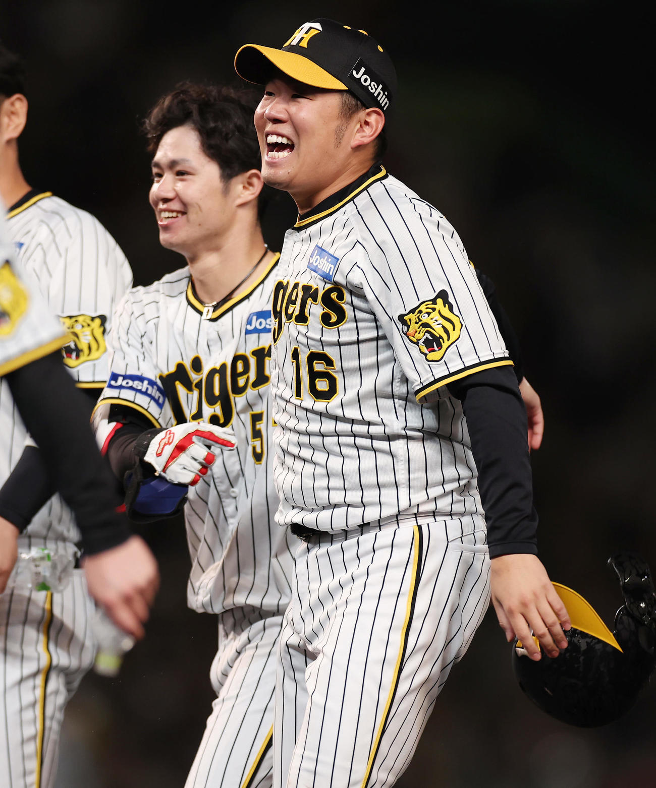 阪神対広島　9回裏阪神2死満塁、中野（左）の逆転サヨナラ打で勝利し笑顔を見せる西勇（撮影・前田充）