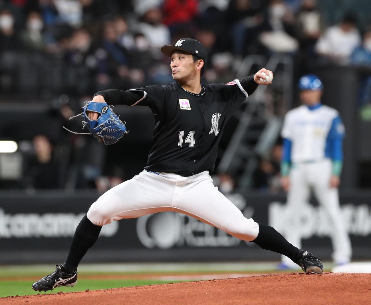 日本ハム対ロッテ　ロッテ先発の小島（撮影・黒川智章）
